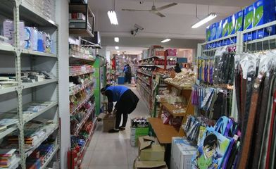 校園小賣(mài)鋪 承載幾代人回憶的角落，為何在塑料制品銷售中漸行漸遠(yuǎn)？